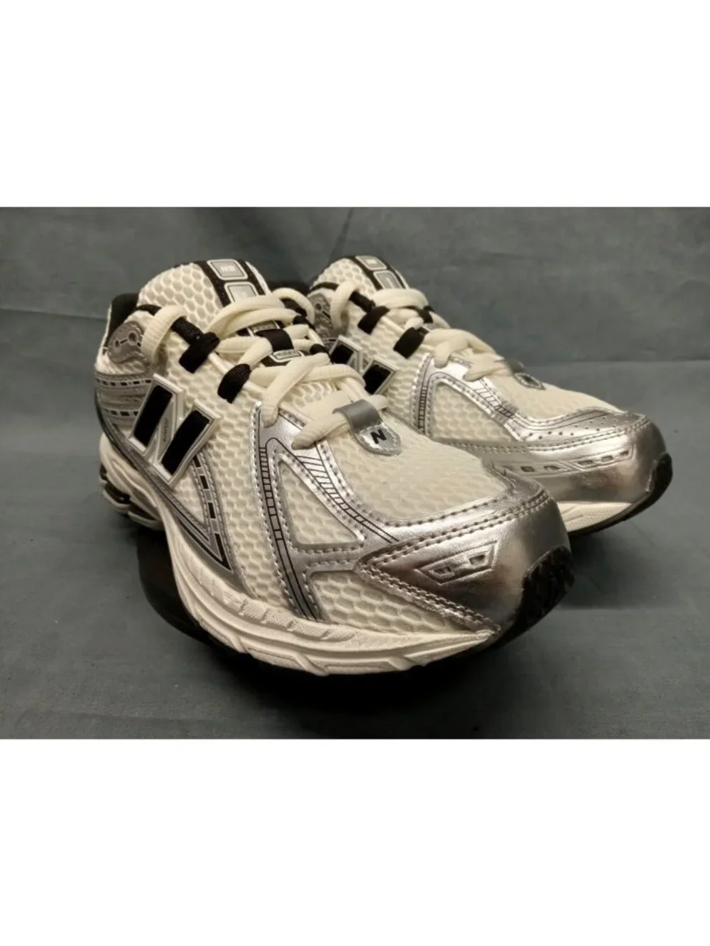 New Balance 1906 (GS) Sneakers GC1906ER Grey Black Boys Size 4.5 NEW IN BOX!